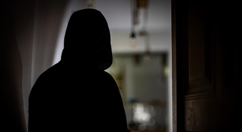 „Égve volt a villany, mégis megpróbáltak bejönni” – besurranó tolvajok tartják rettegésben a város lakóit