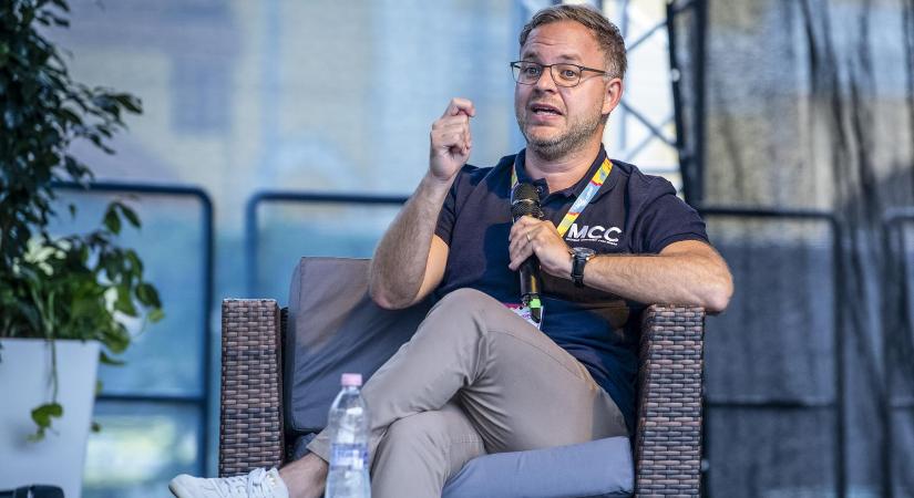 „Mindenki azt mond, amit szeretne, ez egy szabad ország” - mondta Orbán Balázs a kiskorúak megrontásáról szóló rapszövegről