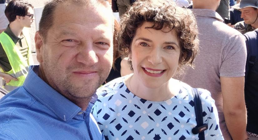 „Vánszorognak a vonatok, sír a sín” – Frappáns dallal pörkölt oda a Fidesznek a DK-s Vadai Attila