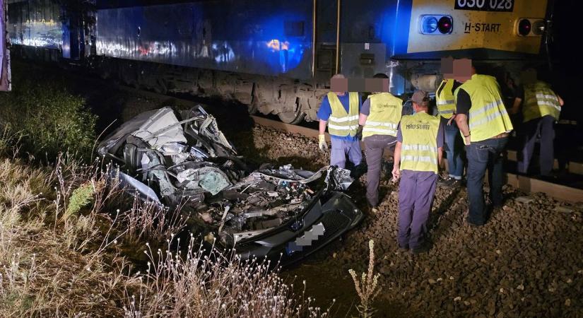 Sokkoló baleset a vasúti átjáróban – a Tokaj InterCity maga alá gyűrte a Toyotát! (képekkel)
