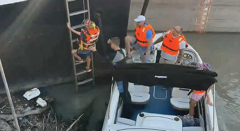 Életmentés a Dunán: uszályok közé szorult egy motorcsónak 3 gyermek és 2 felnőtt volt a fedélzeten – Videó