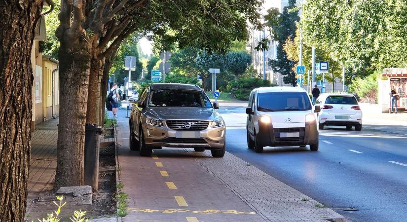 Kerékpárúton parkolt a pofátlan autós Győrben - fotókkal
