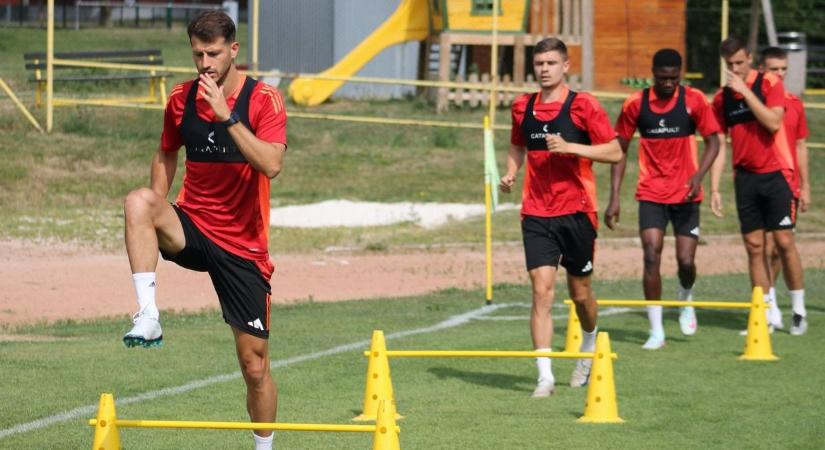 Hogy miért van sportmelltartó Szabolcsban a férfi focistákon? Az ok fontosabb, mint gondolná