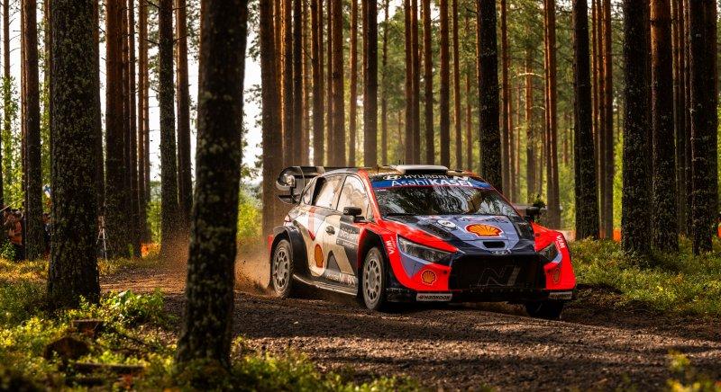 Elsodort egy gumiellenőrt, súlyos büntetést kapott a WRC vb-éllovasa