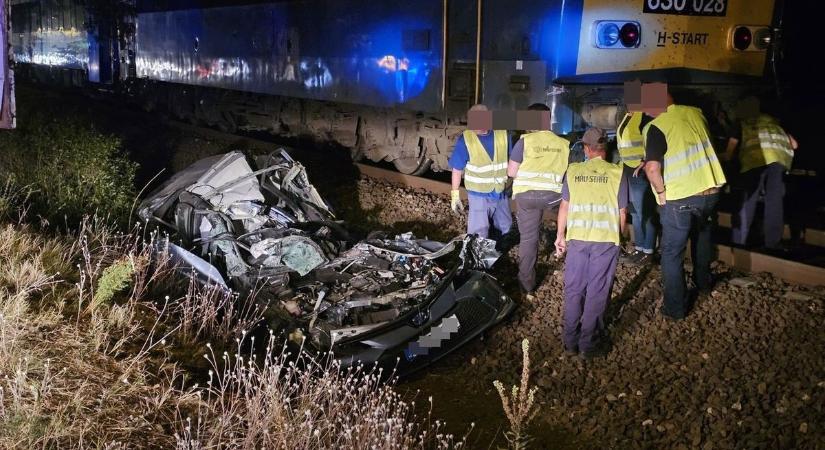 Brutális ütközés: maga alá gyűrte a Toyotát a Nyíregyházára tartó vonat