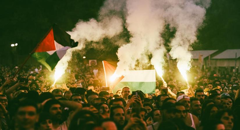 „Fuck Orbán” – skandálta a Magyarországról kitiltott Kneecap közönsége a lengyel fesztiválon