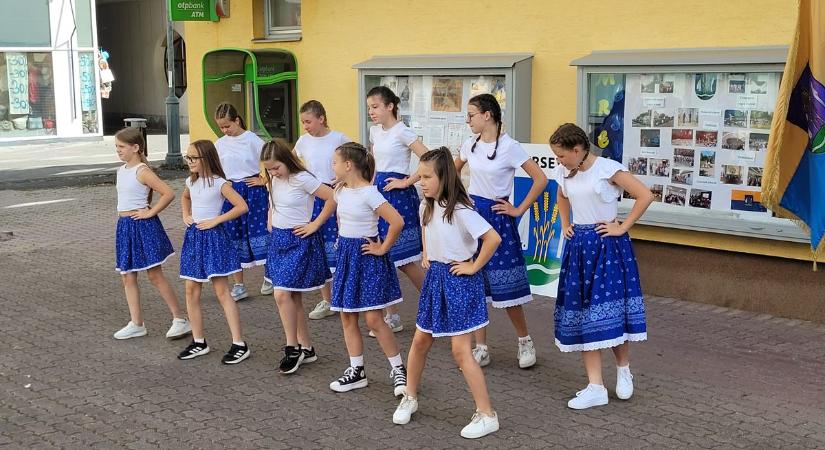 Mersevát is elhozta kincseit a szombathelyi Belsikátor kirakataiba
