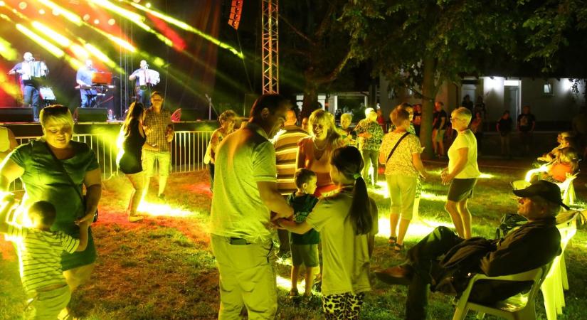 Jó hangulatban, néptáncgálával nyitott a Falunap Nagyvenyimen (képgalériával)