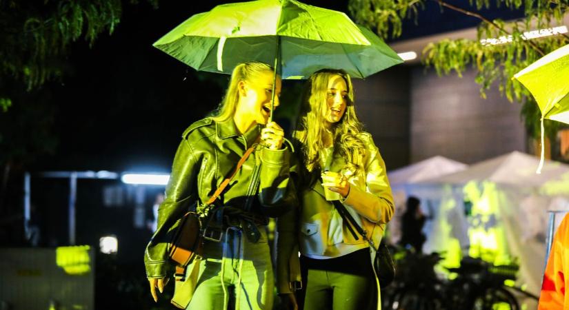 Szakadt az eső, mintha dézsából öntötték volna - Ilyen volt a Wellhello koncertje Bükfürdőn - fotók, videó