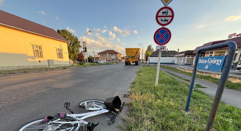 Szörnyű! Kombájn gázolt át egy nőn (fotók, videó)