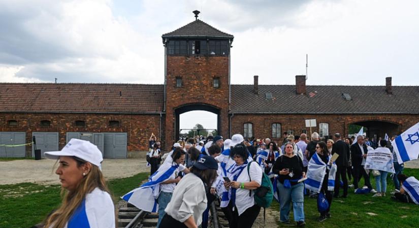 Kitiltották az izraeli zászlókat Auschwitzból