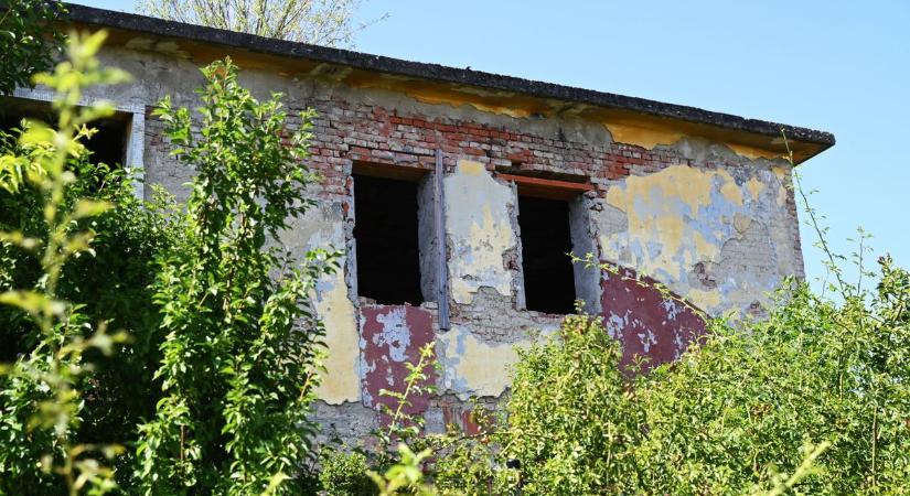 Tapétának használták a Pravdát – különös emlékek egy szolnoki szellemépületből