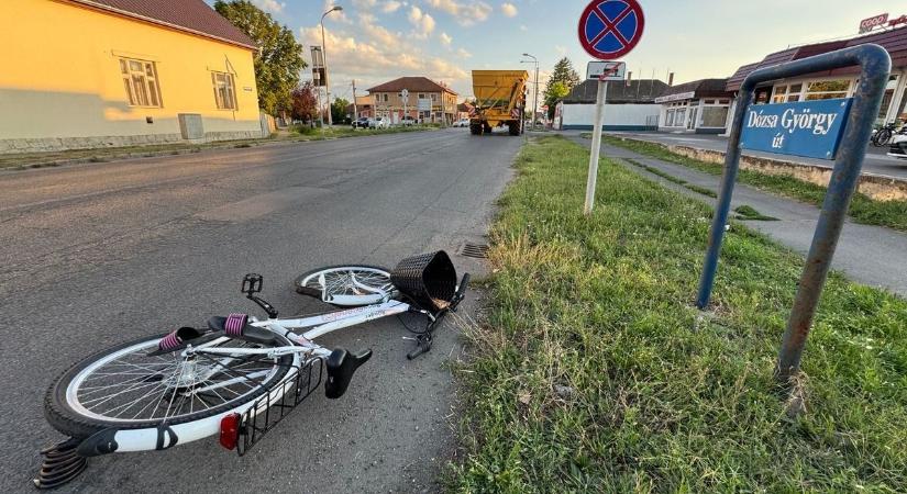 Több tonnás kombájn alá került egy nő - fotókkal, videóval