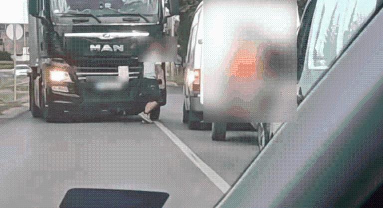 Veszélyes manőverek után a főút közepén rontott neki egy autósnak egy agresszív sofőr
