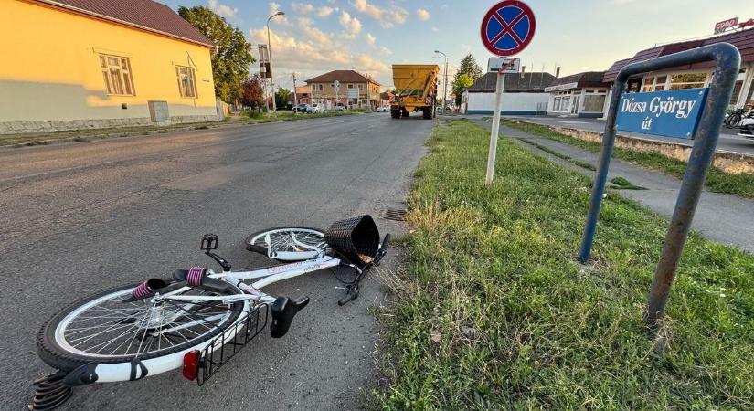 Hatalmas kombájn gázolt el egy nőt - riasztó képek és videó