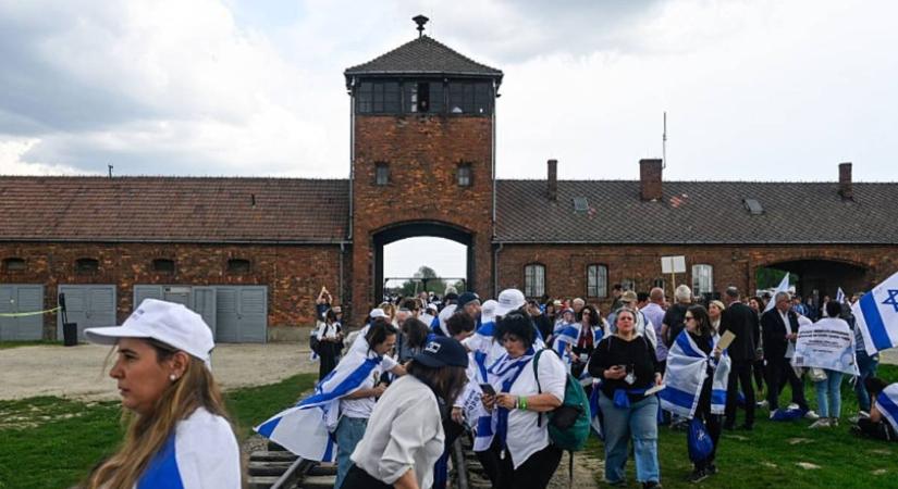 Szürreális antiszemita megalázás: kitiltották az izraeli zászlókat Auschwitzból