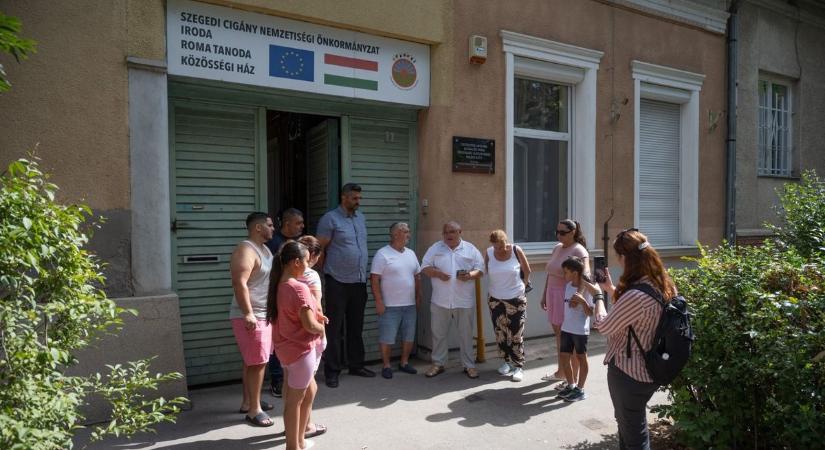 Gyertyák és igazságok: megindító megemlékezést tartottak a roma holokauszt 81. évfordulóján – videóval
