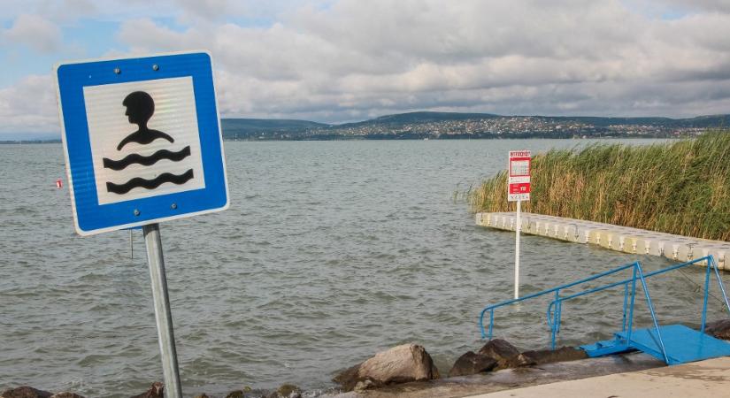 Folytatódik a rémálom a Balatonnál, nyaralók ezrei szenvednek miatta