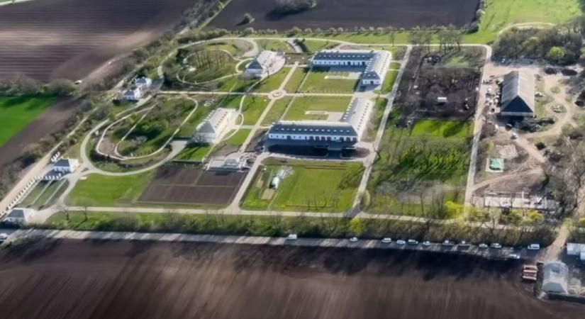 Hatvanpusztára szervezett tárlatvezetést Hadházy Ákos: az Orbán-birtoknál tüntetnek