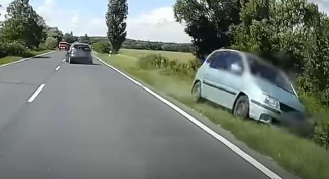 Több száz métert csúszott az árokban, majd a tetejére borult egy autó a 84-es úton
