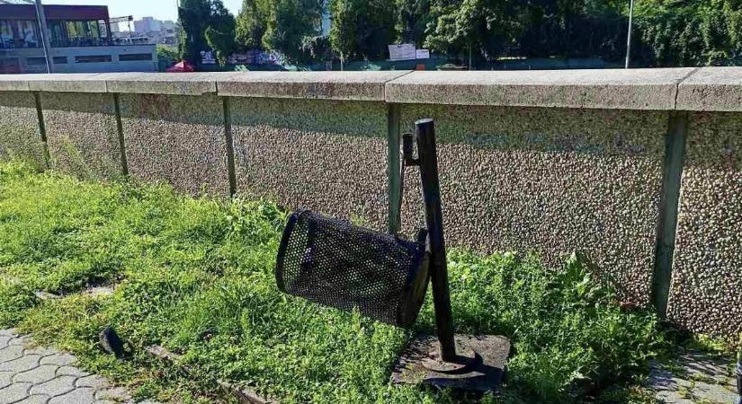 A Kálóczy tér áldozatul esett a rongálóknak