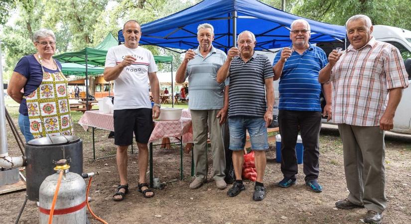 Szegedi passzírozott halászlé is készült a 30. Csegei Rév Napon a Tisza partján – fotókkal, videóval!