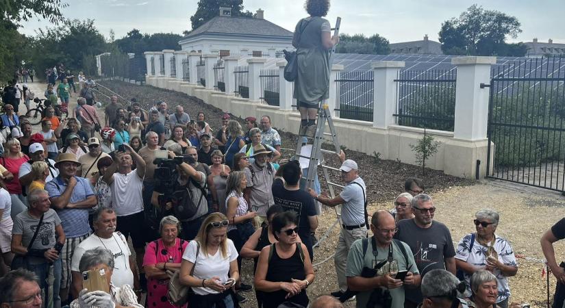 Hatvanpusztán tüntetnek Hadházy Ákosék