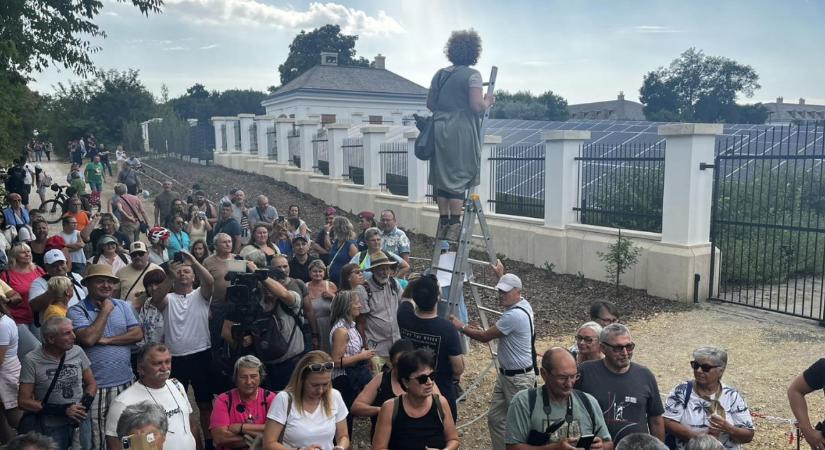 Beállt az út Hatvanpuszta felé – kezdődik a Hadházy Ákos szervezte tüntetés