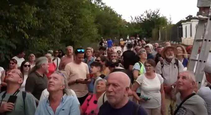 “Kismalac, kismalac, engedj be!” Megérkeztek Orbánék birtokához a tüntetők
