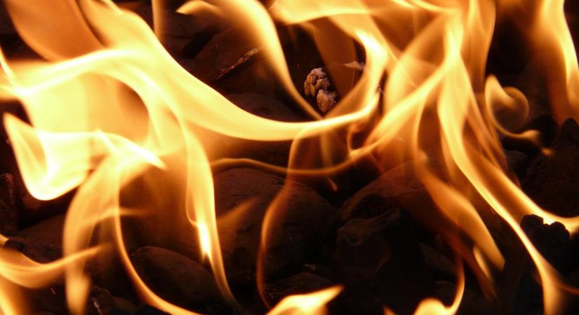 Kigyulladt egy autó egy mélygarázsban, a Móricz Zsigmond rakparton