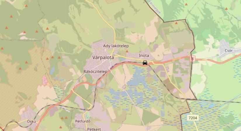 Árokba borult egy autó Várpalotánál