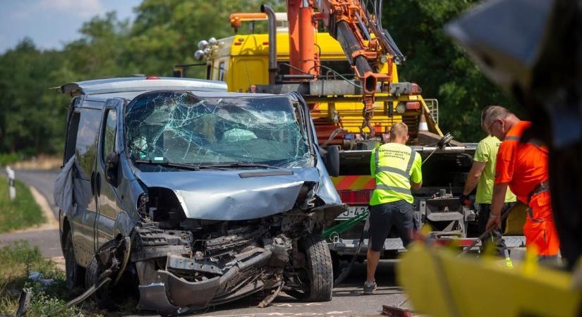Megrázó képeken a halálos baleset: kisgyermekekért aggódik az ország