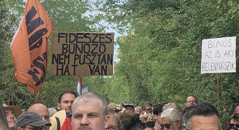 Létrakilátóval tüntet Hatvanpusztán Hadházy Ákos, Orbán Viktort néhányan már Pablo Escobarhoz hasonlítják