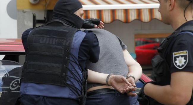 A rendőrség öt férfit vett őrizetbe a hadkiegészítő parancsnokság elleni péntek esti roham után Vinnicában