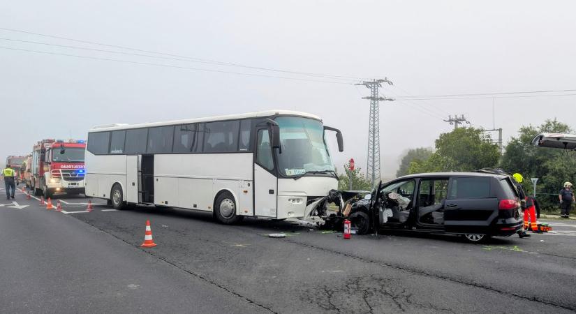 Buszbaleset a 84-es főúton Gércénél - Egy férfit újraélesztettek
