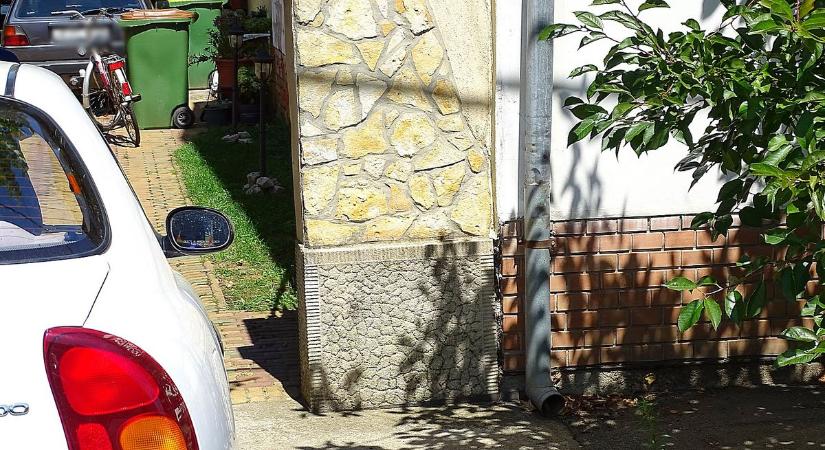 Kerítésoszlopnak nyomott egy autó egy idős férfit Hódmezővásárhelyen – galériával