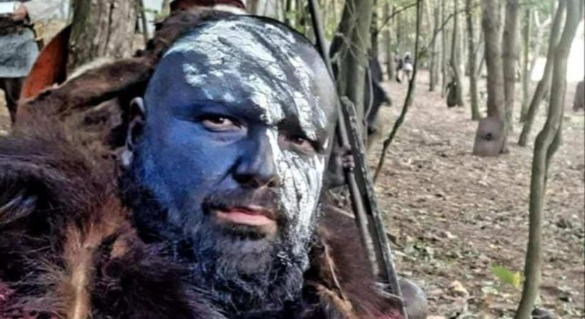 A Netflix Barbárjai között kezdte, most kézzel készít viking fegyvereket a törökszentmiklósi férfi – galériával, videóval