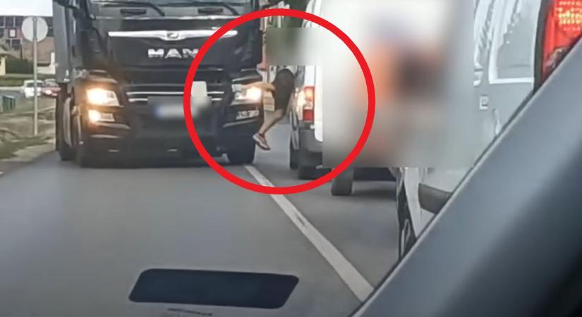 Videón ahogy egy őrült autó elé vág, majd dulakodni kezd a másik sofőrrel