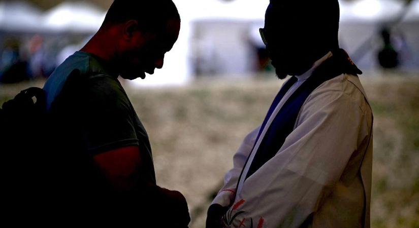 Vatikán – Fiatalok bűnbánati napja a Circus Maximus gyóntatófülkéiben: a változást magukon kezdik