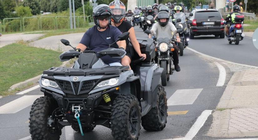 Így vonult végig Sárváron több száz motoros - fotók, videó