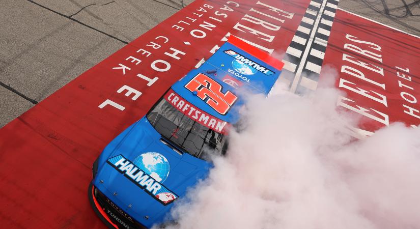 NASCAR Cup-sztár helyettesíti a súlyosan sérült Stewart Friesent Watkins Glenen