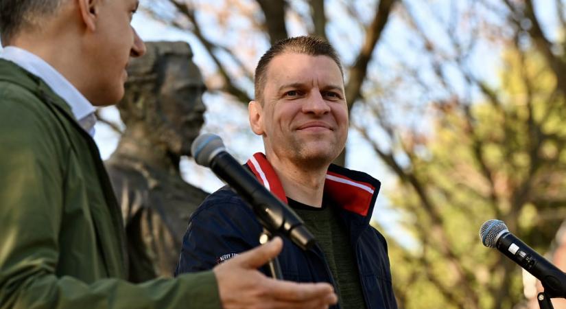„Erkölcsi nulla” – Menczer beszólt Magyar Péternek és megvédte Dopemant