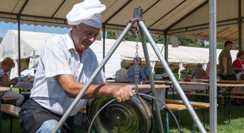 Töltött káposzta rotyogott Röszkén, Bálint Sándorra emlékeztek Szegeden