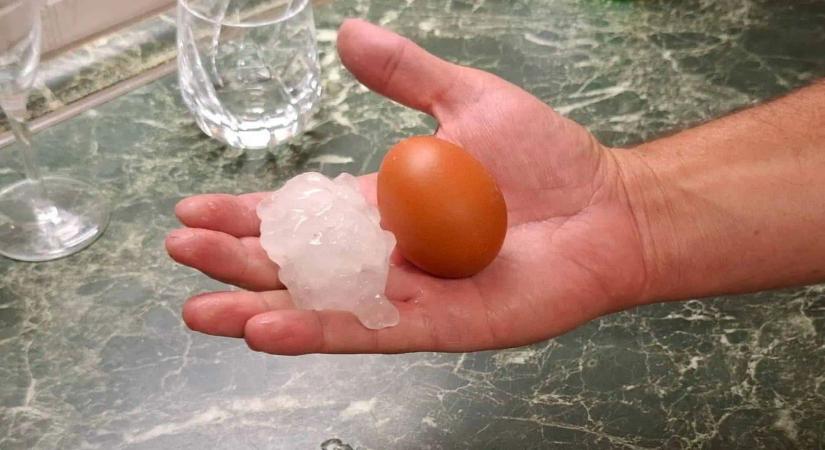 Ketyeg az időzített bomba az égen – tojásnagyságú jégviharral csap le ránk a szupercella? A szomszédot már elverte! (fotók és videók)