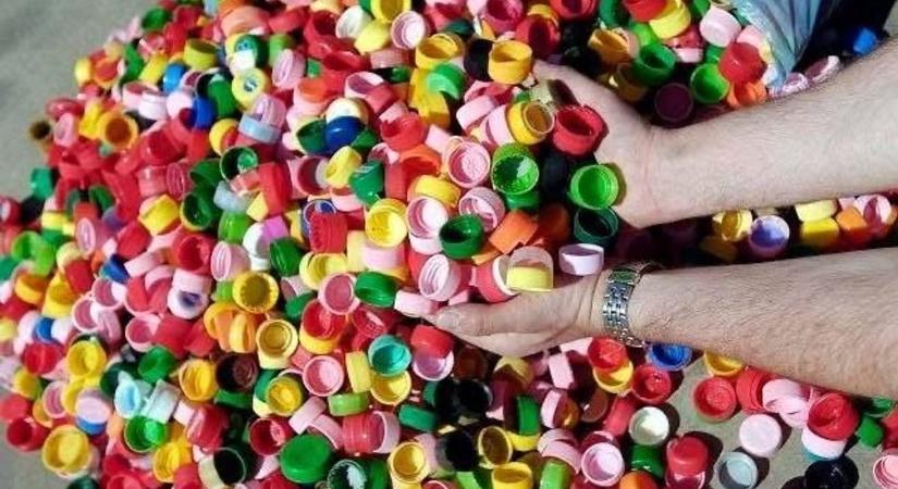 "Csalódtunk a kupakgyűjtésben" – filléreket kapott csak a nagybeteg Rebeka, szülei feladták