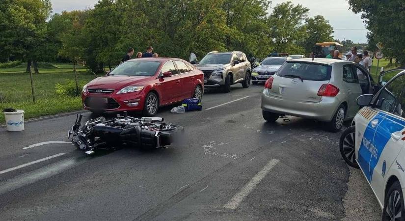Baleset a 71-esen: súlyos sérülésekkel szállítottak kórházba egy motorost (helyszíni fotók)
