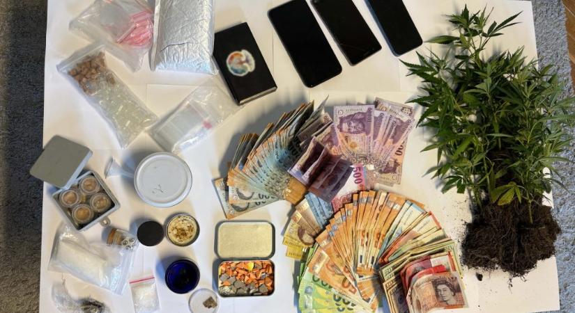 Ketamin, marihuána, LSD, MDMA – otthonában árulta a drogot egy budafoki férfi
