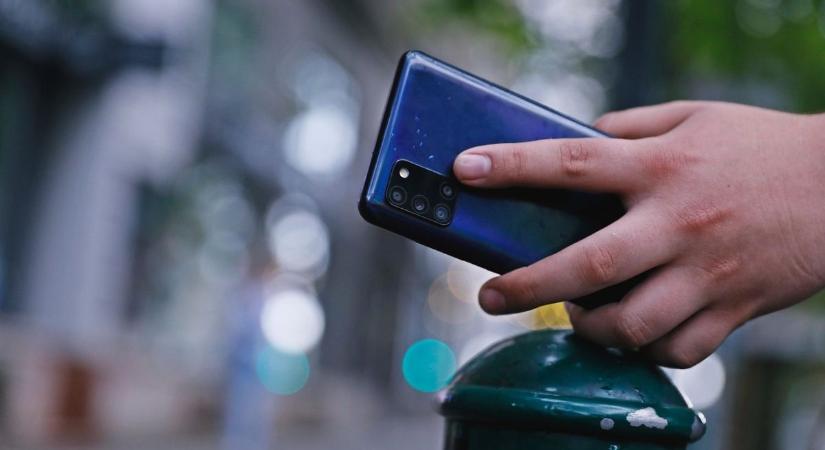 Késsel követelte a zálogba adott telefont