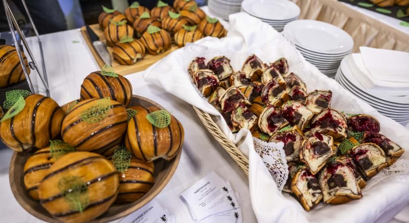 Laminált croissant tésztában lévő brownie és meggyszósz