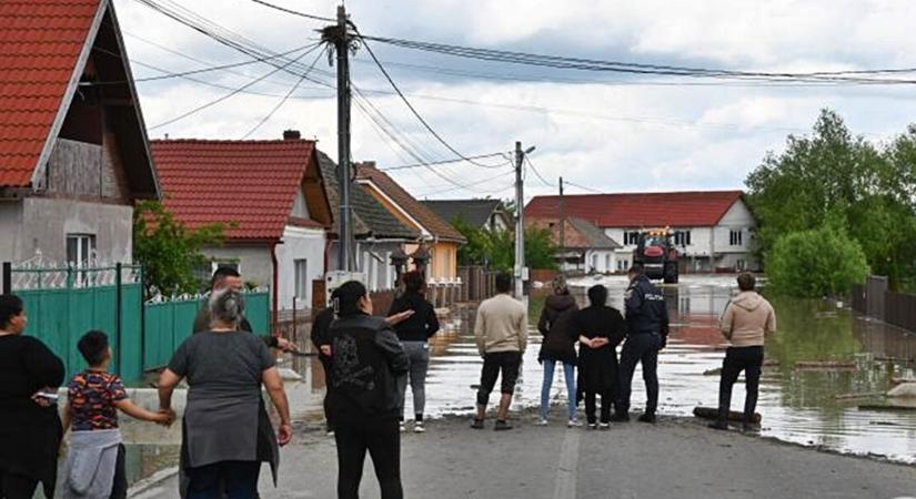 Újabb tragédia Parajdon – Átszakadt a gát, nem lehet megállítani a vizet!